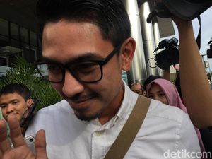 Adik Zumi Zola Bungkam soal Duit yang Disita KPK Adik Zumi Zola Bungkam soal Duit yang Disita KPK