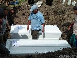 Bomber Dita Dimakamkan Tersendiri, Dua Anaknya Jadi Satu