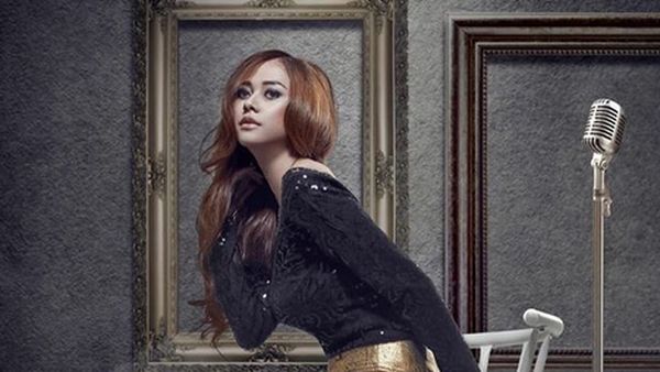 Ini Pose Aura Kasih yang Kena Nyinyir Netizen