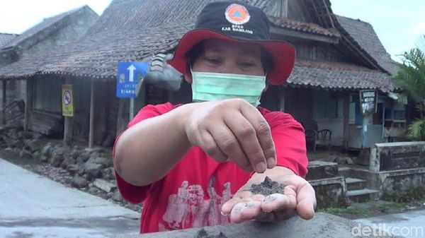 Potret Tebalnya Abu Akibat Erupsi Merapi