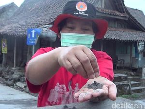 Potret Tebalnya Abu Akibat Erupsi Merapi