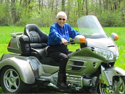Nenek Usia 91 Tahun Touring Naik Honda Gold Wing