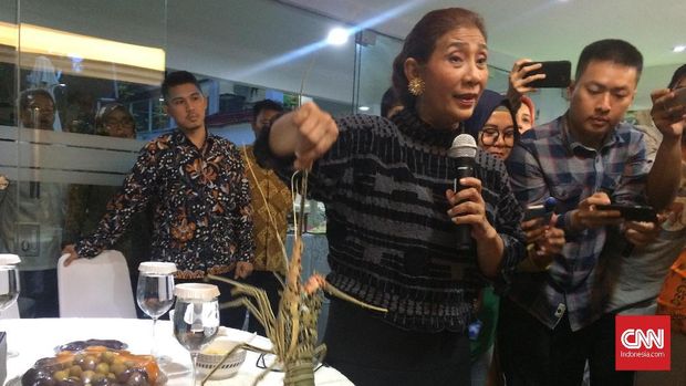 Menteri KKP Susi Pudjiastuti memamerkan lobster yang hendak diselundupkan.