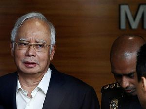 Gara-gara Najib, Warga Malaysia Ramai-ramai Beri Cokelat ke Polisi Gara-gara Najib, Warga Malaysia Ramai-ramai Beri Cokelat ke Polisi
