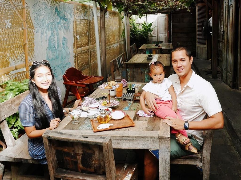 Gaya Makan Suami Happy Salma hingga Makanan yang Bikin Pangeran George Tersenyum Gaya Makan Suami Happy Salma hingga Makanan yang Bikin Pangeran George Tersenyum