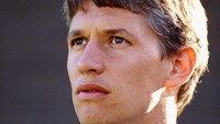 Gary Lineker. Mantan bomber timnas Inggris ini sempat merumput di Jepang ketika bergabung dengan Nagoya Grampus Eight (1992-1994). Di usia tahun saat itu, Lineker lebih banyak bergulat dengan cedera yang membatasi waktu mainnya. (Foto: Simon Bruty/Allsport/Getty Images)
