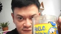 10 Gaya Penyanyi Hedi Yunus Saat Melahap Duren dan Ngopi
