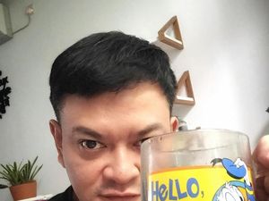 10 Gaya Penyanyi Hedi Yunus Saat Melahap Duren dan Ngopi