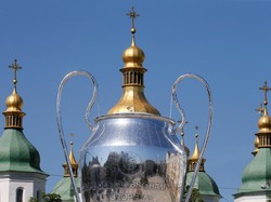 Replika trofi raksasa itu tepat berada di depan katedral Saint Sophia, situs warisan pertama Ukraina. (Foto: Valentyn Ogirenko/Reuters)