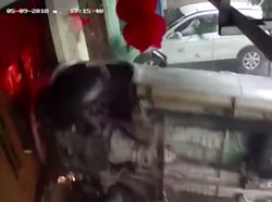 Ngebut di Jalan Licin, SUV Ini Terbalik