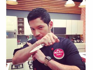 Jago Buat Sushi dan Hobi Kulineran, Ini Pose Keren Evan Sanders Saat Makan