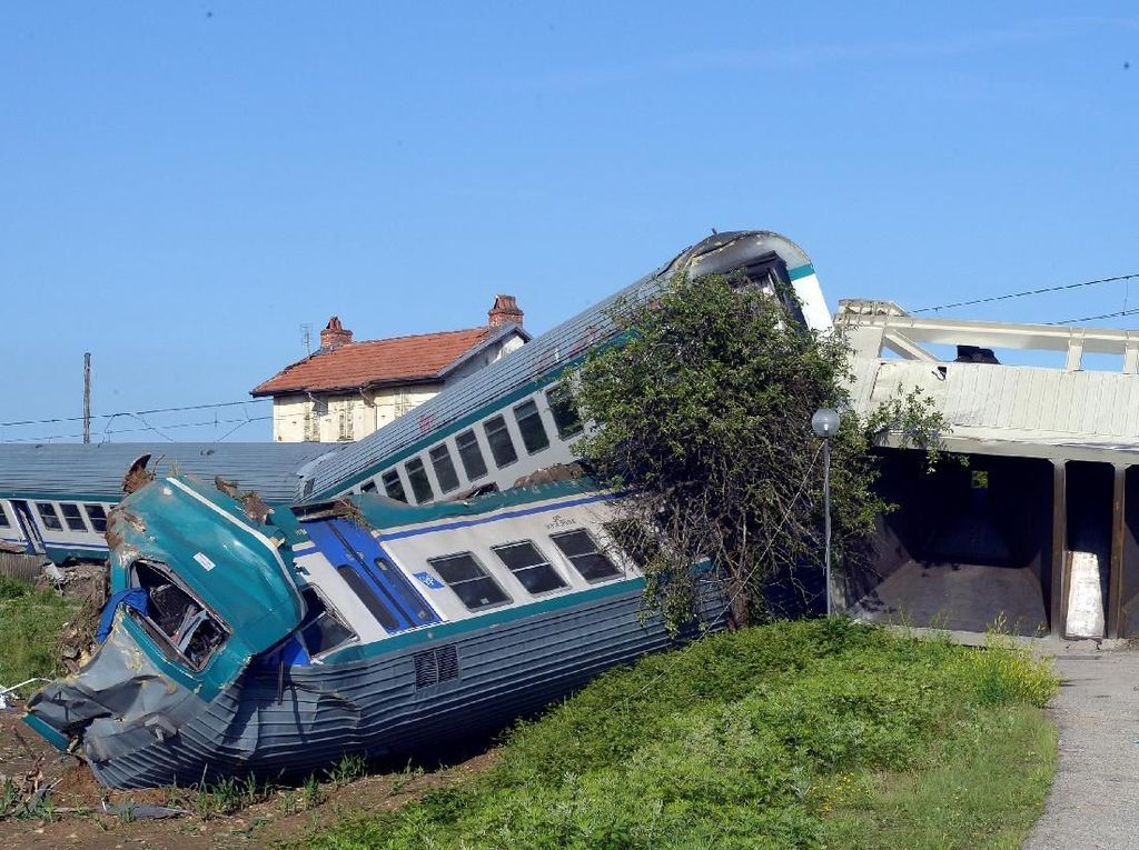 Video Kereta Vs Truk di Italia, Sopir dan Masinis Tewas Video Kereta Vs Truk di Italia, Sopir dan Masinis Tewas