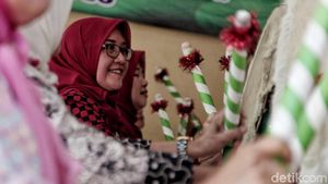 Semangat Ibu-ibu Ramaikan Festival Pukul Bedug di Jakut