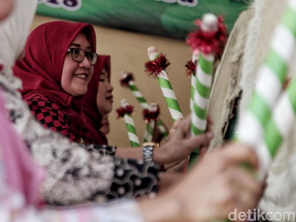 Semangat Ibu-ibu Ramaikan Festival Pukul Bedug di Jakut