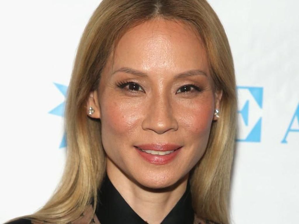 Butuh 9 Jam untuk Ubah Warna Rambut Lucy Liu dari Hitam Jadi Pirang Butuh 9 Jam untuk Ubah Warna Rambut Lucy Liu dari Hitam Jadi Pirang