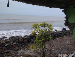 Warga Korban Rob Minta Pemkab Indramayu Bangun Penahan Ombak