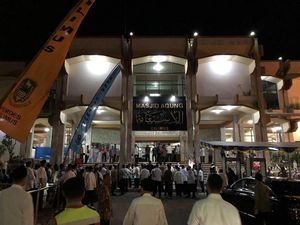 Jokowi Salat Tarawih di Masjid Agung Cilimus Kuningan