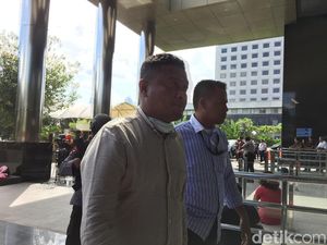 Bupati Buton Selatan yang Kena OTT Tiba di KPK Bupati Buton Selatan yang Kena OTT Tiba di KPK