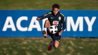 Meski begitu, Neymar jelas sangat serius memanaskan mesinnya bersama timnas Brasil agar bisa tampil bagus di Piala Dunia 2018. Empat tahun lalu di negara sendiri, ia gagal mengantar Selecao mengangkat trofi. (Foto: Buda Mendes/Getty Images)