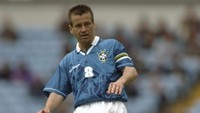 Setelah menjadi kapten Brasil yang berjaya di Piala Dunia 1994, Dunga menyemarakkan sepakbola Jepang dengan bergabung ke Jubilo Iwata (1995-1998). Kiprahnya bersama Jubilo turut ditandai dengan gelar J-League 1997. (Foto: Chris Cole/Allsport)