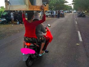 Emak-emak Strong, Naik Motor Sambil Angkut Meja