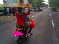 Emak-emak Strong, Naik Motor Sambil Angkut Meja