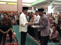 Jokowi Bagi 240 Sertifikat Wakaf Masjid dan Musala Majalengka