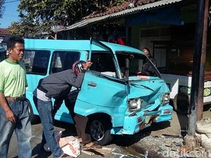 Truk Seruduk 3 Angkot di Sukabumi, 1 Sopir Pingsan