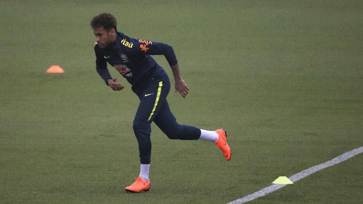 Neymar berlatih bersama Timnas Brasil dalam persiapan menyambut Piala Dunia 2018. (Foto: Buda Mendes/Getty Images)