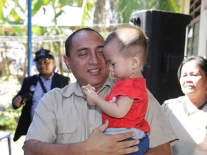 Sisi Lain Edy Rahmayadi, Gendong Anak Kecil & Cium Tunanetra