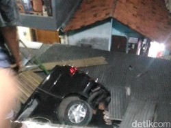 Sebuah Mobil Terjun Bebas dari Lantai 2 Parkiran Pasar di Jaktim