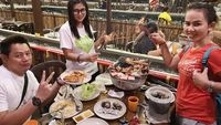Serunya Mancing Sendiri Lobster dan Kepiting di Resto Buffet Seafood Ini