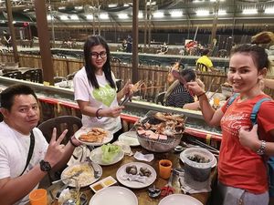 Serunya Mancing Sendiri Lobster dan Kepiting di Resto Buffet Seafood Ini