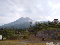 Gunung Merapi Erupsi, Kemenhub Minta Maskapai Waspada