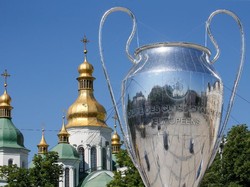 Sehingga pusat Kota Kiev untuk sementara punya dua ikon yakni replikas trofi raksasa dan katedral Saint Sophia. (Foto: Valentyn Ogirenko/Reuters)