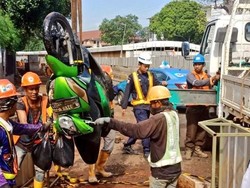 Motor Nyungsep ke Saluran Air di Bundaran Senayan, Kok Bisa?