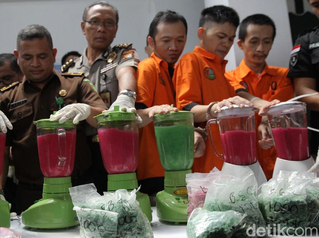 Puluhan Ribu Butir Ekstasi Berakhir di Mesin Blender Puluhan Ribu Butir Ekstasi Berakhir di Mesin Blender