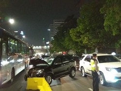 Mobil Tabrak Separator Busway di Thamrin Arah Bundaran HI