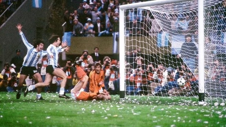 Tentang Ban Hitam di Tiang-tiang Gawang Piala Dunia 1978 Tentang Ban Hitam di Tiang-tiang Gawang Piala Dunia 1978