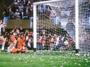 Tentang Ban Hitam di Tiang-tiang Gawang Piala Dunia 1978 Tentang Ban Hitam di Tiang-tiang Gawang Piala Dunia 1978