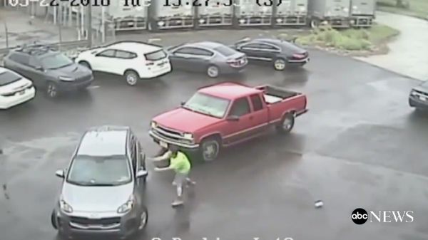Foto: Bawa Palu, Pria AS Mengamuk di Parkiran Philadelphia