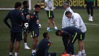 Setelah pulih dari cedera, Neymar langsung mengikuti pemusatan latihan di Teresopolis, Rio de Janeiro, sebagai persiapan menyambut Piala Dunia 2018. Terlihat kondisi Neymar masih terus dipantau tim dokter. (Foto: Ricardo Moraes/Reuters)