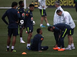 Setelah pulih dari cedera, Neymar langsung mengikuti pemusatan latihan di Teresopolis, Rio de Janeiro, sebagai persiapan menyambut Piala Dunia 2018. Terlihat kondisi Neymar masih terus dipantau tim dokter. (Foto: Ricardo Moraes/Reuters)