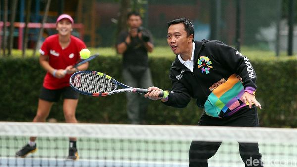 Gaya Menpora Bermain Tenis Bersama Atlet Pelatnas