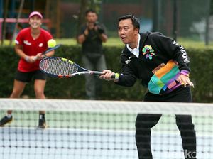Gaya Menpora Bermain Tenis Bersama Atlet Pelatnas