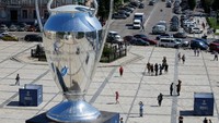 Untuk menyemarakkan finalnya, kota Kiev sudah bersolek dengan tema Liga Champions, yang bakal menjadi pertandingan level klub terakhir di Eropa musim ini. (Foto: Valentyn Ogirenko/Reuters)