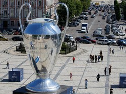 Untuk menyemarakkan finalnya, kota Kiev sudah bersolek dengan tema Liga Champions, yang bakal menjadi pertandingan level klub terakhir di Eropa musim ini. (Foto: Valentyn Ogirenko/Reuters)