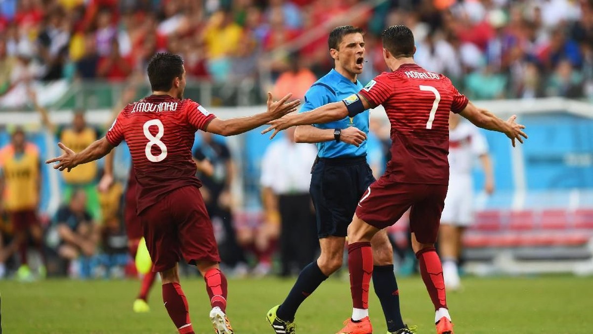Cristiano Ronaldo dan wasit Milorad Mazic (Stu Forster/Getty Images)
