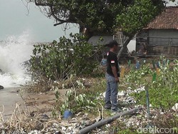 10 Makam Hilang karena Hanyut Diterjang Ombak Besar di Rembang