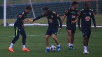 Ini menjadi latihan perdana Neymar bersama Brasil sejak absen akibat cedera metatarasal pada akhir Februari lalu. Neymar tampak berlatih bersama rekan-rekannya. (Foto: Buda Mendes/Getty Images)